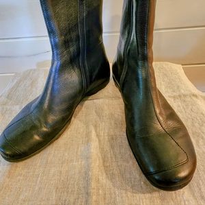 Durea flat comfortable ankle boot.